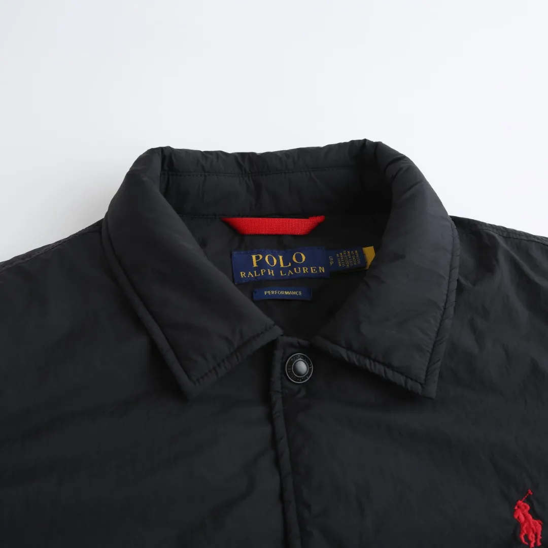 P620 25FW Ralph Lauren Red Label Lightweight Cotton Jacket (Coach Jacket) Fabric Procurement: A combination of pragmatism and classic texture Material: High-density nylon taffeta Features: Density is about 210T-300T, smooth and slightly matte surface, excellent windproof and waterproof performance (with DWR water-repellent treatment), strong wrinkle resistance and easy care, in line with the positioning of American casual "durable and practical".  Color: Classic dark black, using vat dyeing process (dye penetrates into the fiber), the color fastness reaches ISO level 4 or above to avoid fading or color transfer after washing.  2. Lining fabric Material: Lightweight cotton-polyester blended lining (65% Polyester + 35% Cotton) Function: Reduce friction between the fabric and inner clothing, improve wearing smoothness; blended material has both breathability and durability to avoid the stuffy feeling of pure nylon lining.  Version and cutting process Version: Classic Coach Jacket, loose version, slightly dropped shoulder line (shoulder width is 1-2cm wider than the standard version), length to the hips, and slightly tapered straight sleeves, taking into account both freedom of movement and casual style.  Embroidery technology: Polo horse logo on the left chest: flat satin stitch embroidery (satin embroidery), embroidery thread: 100% polyester high color fastness embroidery thread (the color number is consistent with the brand’s standard red color card), stitch density 12-15 stitches/cm, the outline of the horse logo is clear, and the details of the rider and horse are burr-free.  Embroidery positioning: precise positioning through the template (12cm from the neckline and 8cm from the placket) to ensure left and right symmetry and centering.  Topstitching technology: The seams of the body are made of double-needle flat seams (needle pitch 3cm/10 needles), the stitches are smooth and straight, the stitching color is dark black (the same color as the fabric), and the stitch width is 0.5cm, which enhances firmness while forming simple decorative lines.  1. Main body splicing, splicing of the front placket and body: The placket is made of double-layer folding + flat seam splicing, with a thickness of about 0.3cm to ensure that the buttons are not easily deformed when fixed; the edges of the placket are cut with a hot knife to avoid burrs.  Sleeve panels are spliced ​​to the body: the armholes are spliced ​​with round-head keyhole machine seams + flat seams. After splicing, the armholes have a natural curvature and no sense of tightness during movement; the height of the sleeves is about 8-10cm, which is in line with the loose characteristics of casual jackets.  Main button: black urea resin button, matte surface treatment, buttonholes are hand-made keyholes (6 strands of cotton thread, keyhole density 8 stitches/mm), the edges of the eyelets are smooth and without burrs.  Collar buttons: The first button on the collar is a hidden button (diameter 12mm), which prevents the collar from opening and improves the neatness of wearing.  SIZE: S M L XL